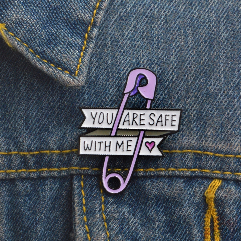 Trâm cài áo hình ghim cài với dòng chữ You Are Safe with Me xinh xắn