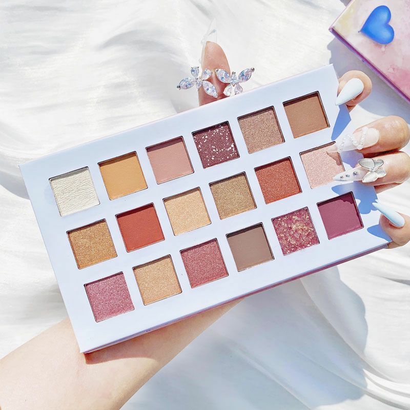 Phấn mắt trái tim 18 ô tươi tắn trẻ trung thích hợp để tặng | BigBuy360 - bigbuy360.vn