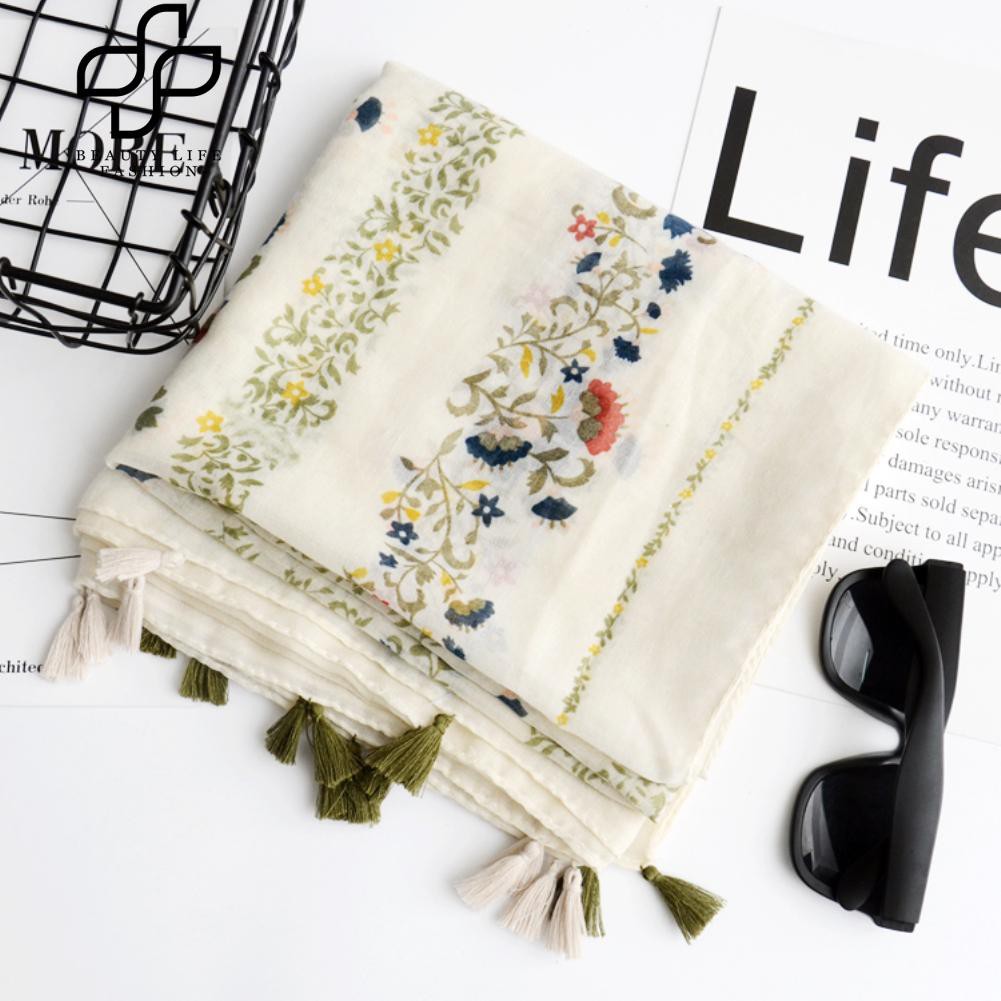 Khăn choàng cổ thiết kế phối tua rua in hoa văn cá tính