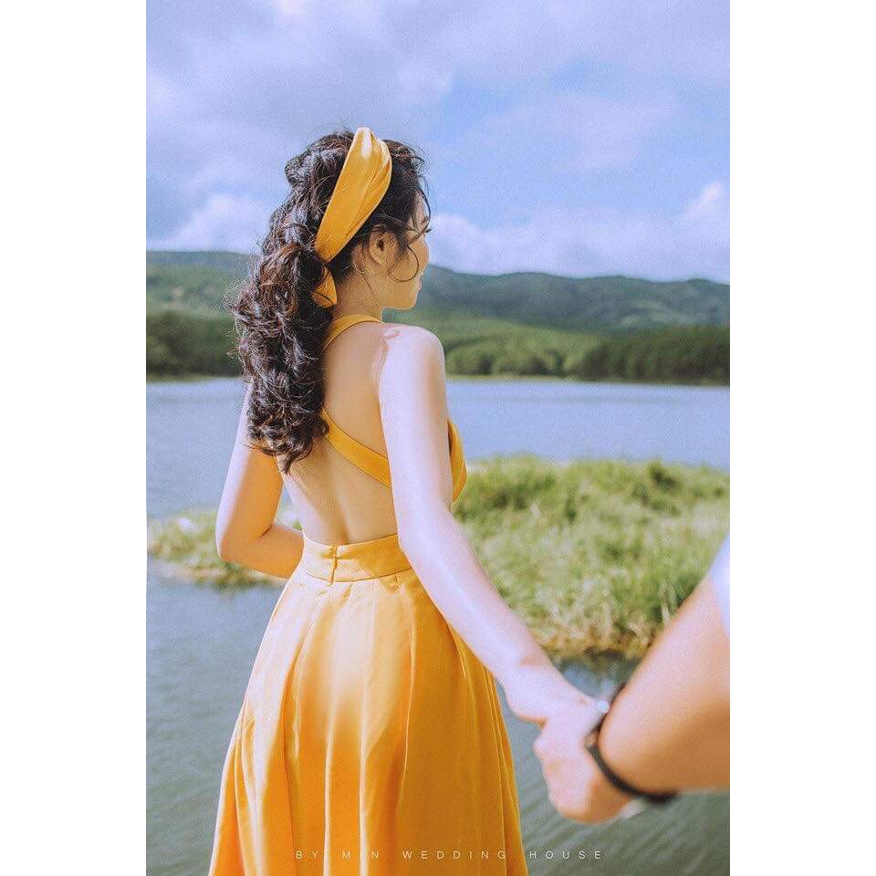 Đầm Maxi Dáng Xòe Vàng Hở Lưng Siêu Xinh | BigBuy360 - bigbuy360.vn