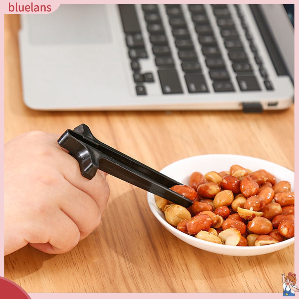 Kẹp gắp thức ăn vặt đeo ngón tay mini Bluelans 2