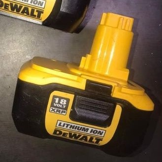 Đế chuyển pin Dewalt chọt
