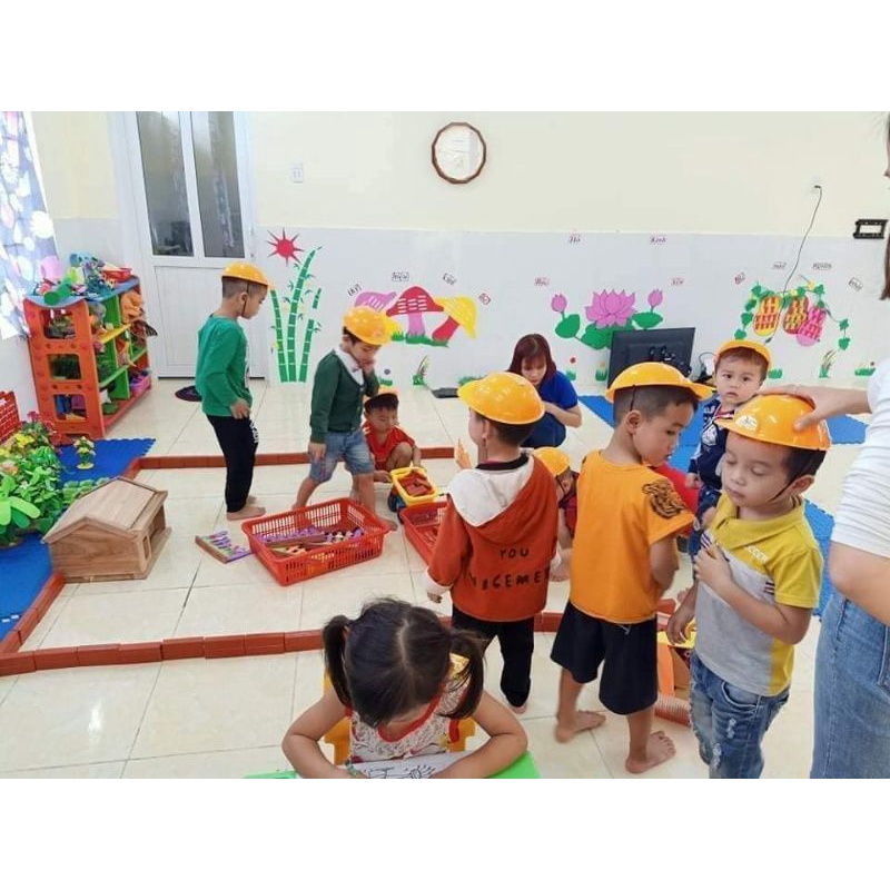 Mũ công nhân cho bé chất liệu nhựa mềm, có dây đeo cổ tránh rơi