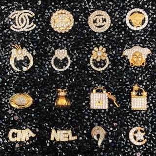 Charm lớn đính móng chân mã E