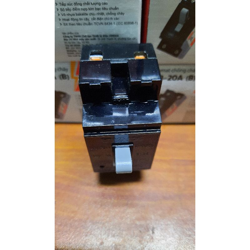 Aptomat át hộp điều hoà át hộp bình nóng lạnh cả vỏ 20a/25a SOPOKA