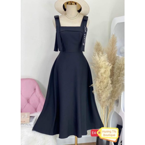 Đầm đen hai dây chữ Sweet girl thêu