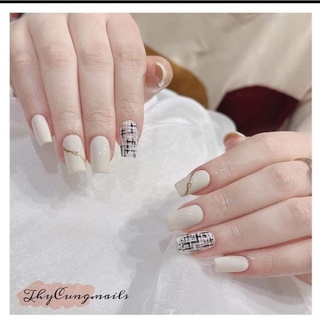 Nail box trắng sọc viền vàng