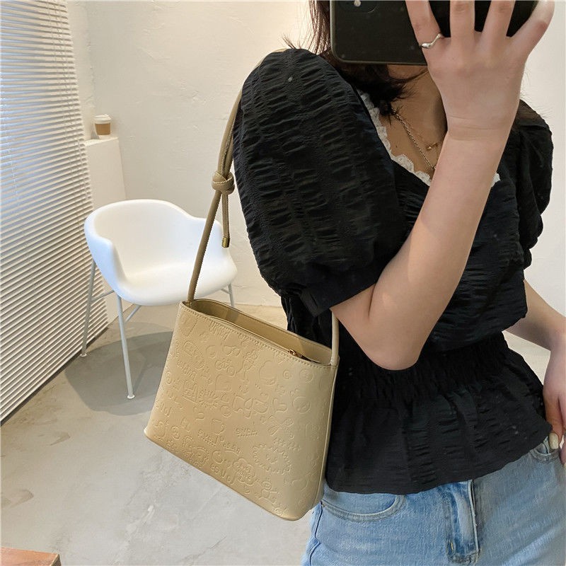 In stock, free shipping, female shoulder bag, handbag, French style, niche, high-end sense, bucket Korean trendy, all-match, western style Messenger bag