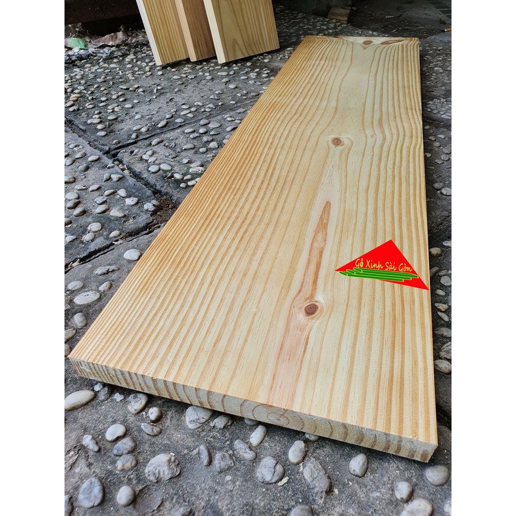 Tấm gỗ thông dày 3cm, rộng 24cm, dài 1m dùng làm kệ âm tường, xích đu, bậc cầu thang, trang trí, làm mặt bàn,mặt ghế