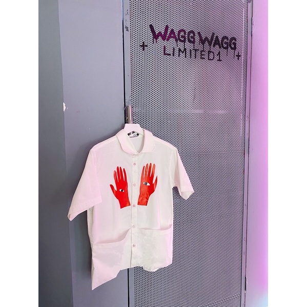 Set áo sơ mi in hình bàn tay đỏ và quần soóc kéo khoá WAGG