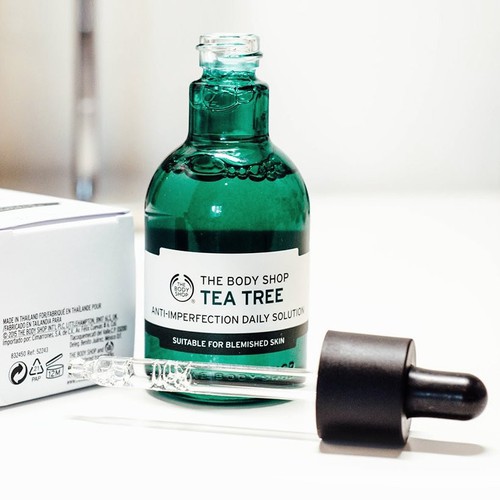 Serum giành cho da dầu mụn The Body Shop Tea Tree Anti - Imperfection Daily Solution 50ml
