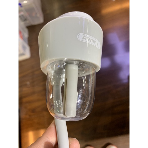 Máy tạo ẩm phun sương kèm tẩu sạc usb Remax trên oto xe hơi nhỏ gọn