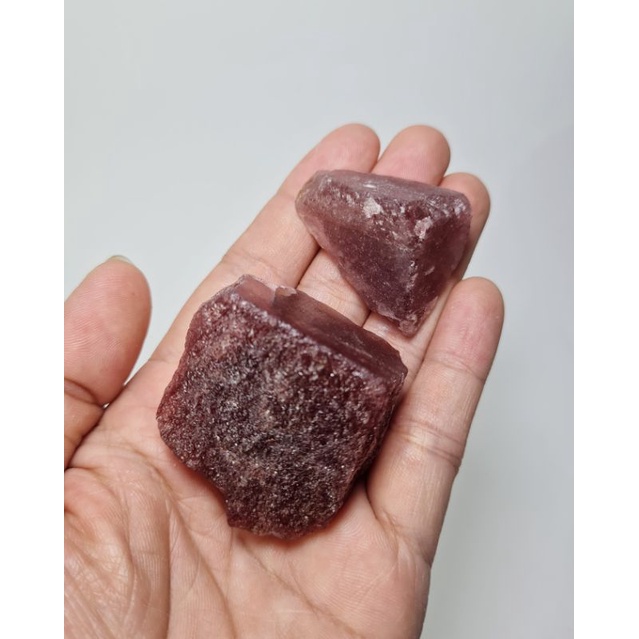Strawberry quartz thô tự nhiên có 2 kích cỡ dùng cho bói bài Tarot, Reiki, Handmade, phong thủy...