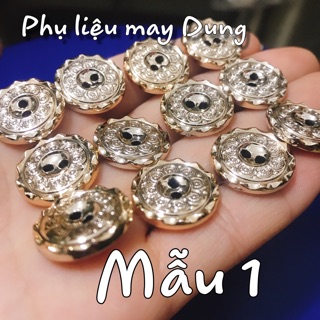 Nút 2 lỗ xi vàng khắc hoa văn