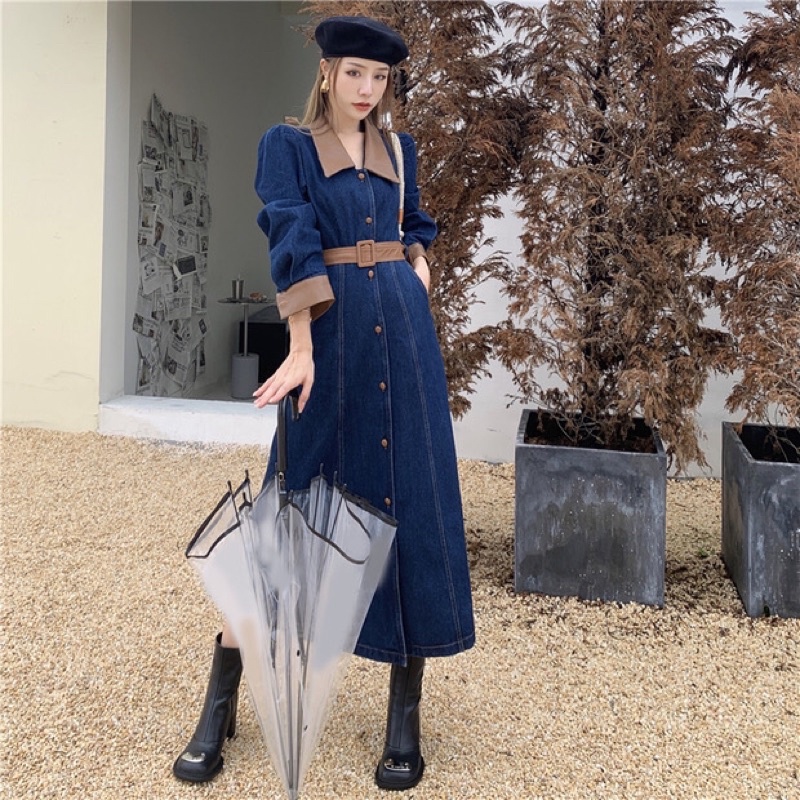 VÁY LIỀN THÂN JEANS DÁNG DÀI ĐÍNH CÚC PHỐI CỔ ÁO DA VÀ BELT
