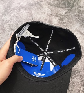 Snapback đen logo thêu