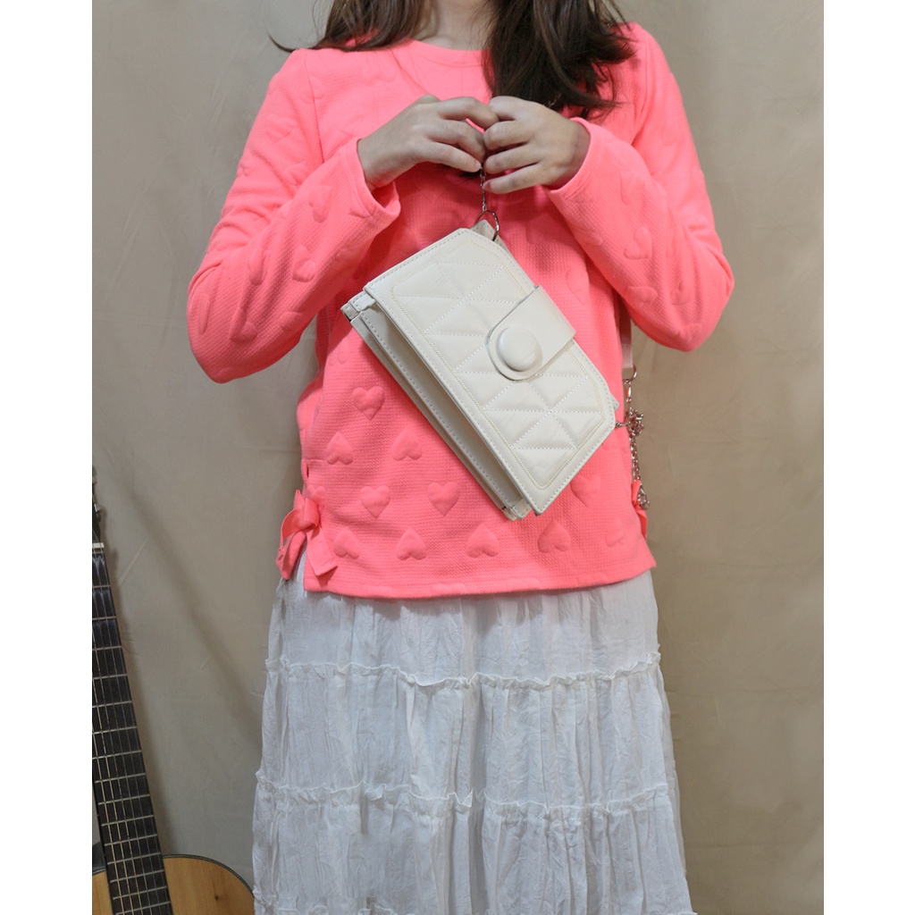 Áo sweater LOVE IS IN THE AIR thêu nổi màu hồng nữ tính