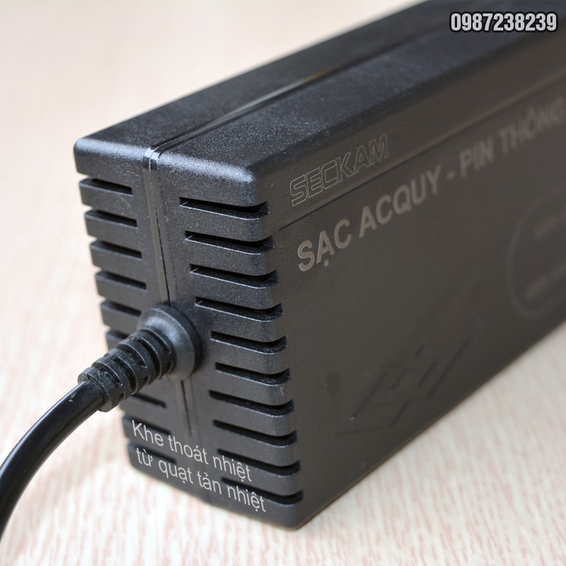 Sạc Acquy thông minh 12V 4A tích hợp quạt tản nhiệt tự ngắt khi pin đầy