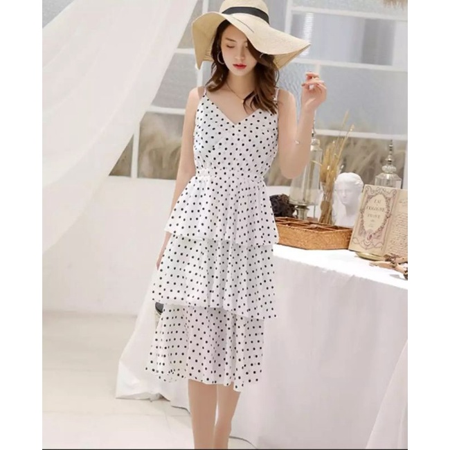 Váy Hai Dây Chấm Bi Xếp Tầng Dáng Maxi còn màu trắng