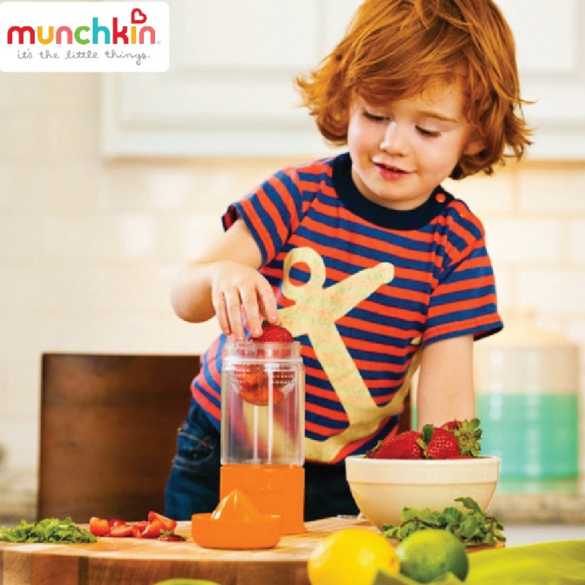 Cốc 360 độ Munchkin có ngăn ép trái cây