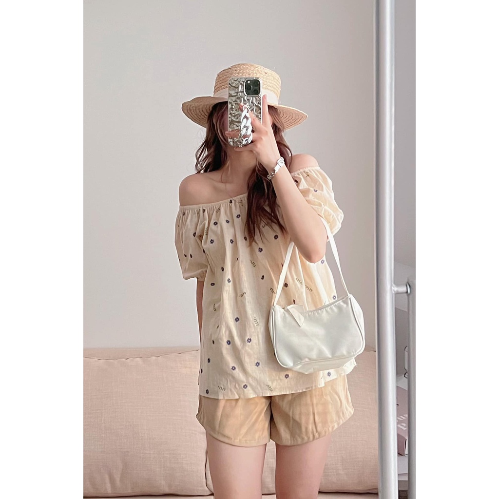 Áo sơ mi trễ vai hoa nhí 2 màu trắng và be chất vải thô xước hot hít - SMTV02