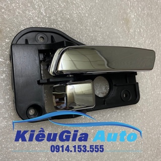 Tay mở cửa trong Kia Carens
