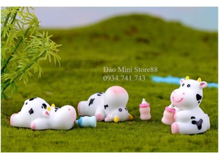 Bé bò sữa cute.