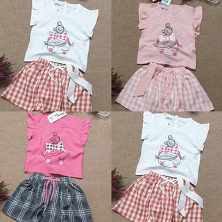 SIZE 2-13 (10-37KG) ĐỒ BỘ BÉ GÁI ÁO TAY CÁNH TIÊN QUẦN VÁY CARO VẢI TƠ SỌC HIỆU SCHUKIDS IN HÌNH BÉ GÁI