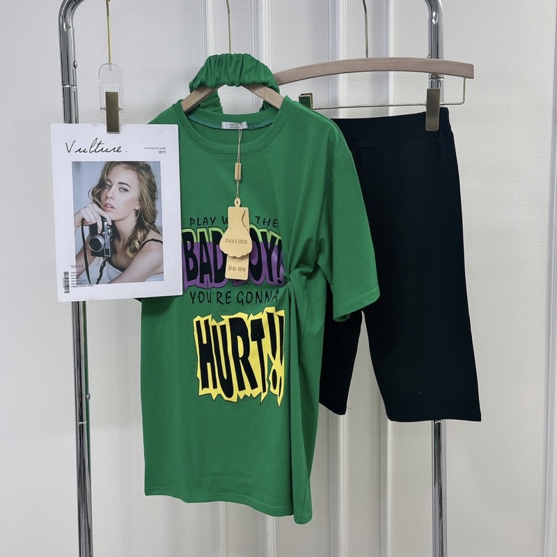 Set áo phông xanh in chữ thụng rộng mix quần legging đùi màu xanh két