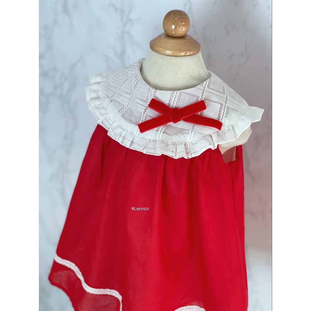 Đầm đỏ cổ ren trắng đính nơ bé gái_Lennco