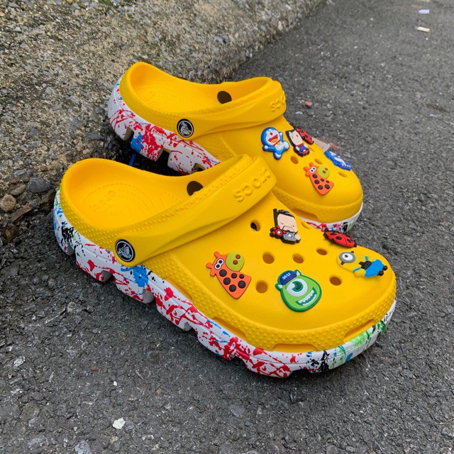 Dép sục  Cross màu vàng đế vảy sơn đủ size 35 đến 42 cho nam và nữ, tặng 12 sticker gắn dép kèm hộp