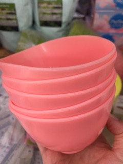 Chén nhựa dẻo pha mặt nạ