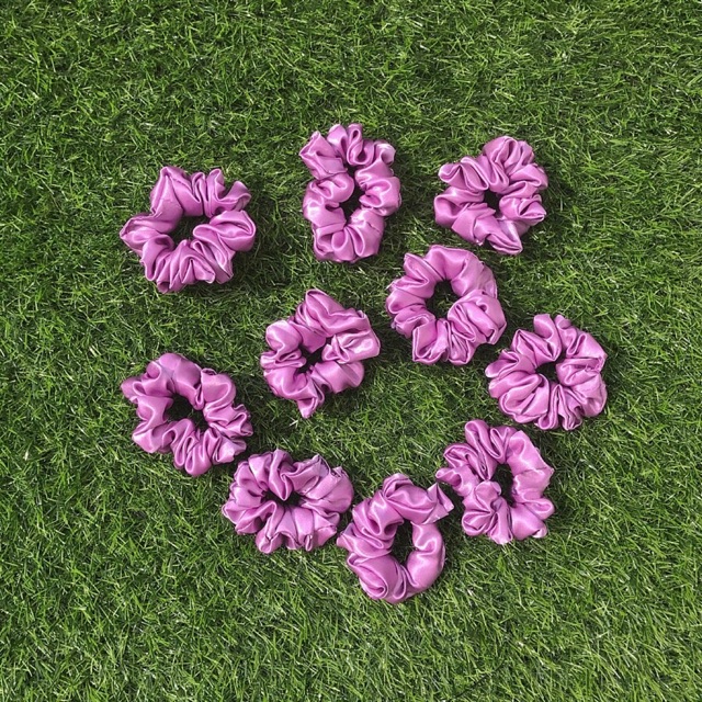 Cột tóc đủ màu