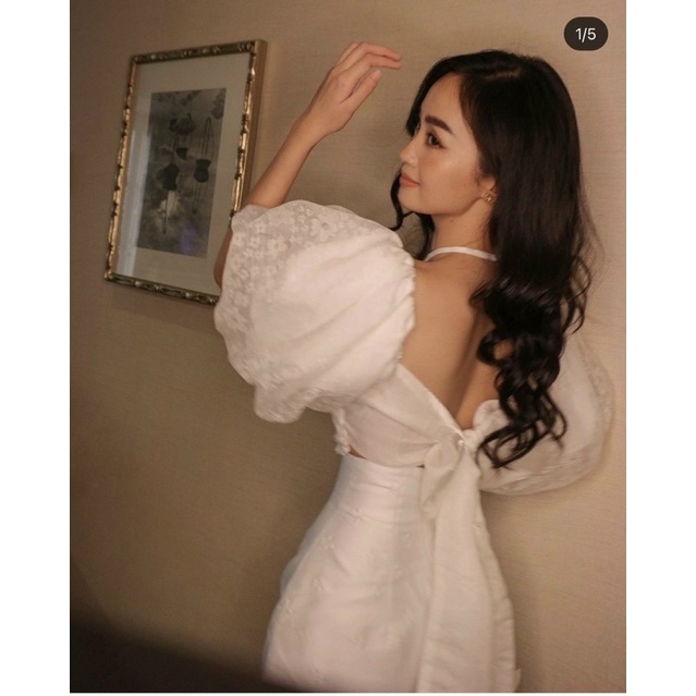 SET ÁO TRẮNG CỔ YẾM PHỐI TAY VOAN HOA PHỒNG NƠ LƯNG + SHORT