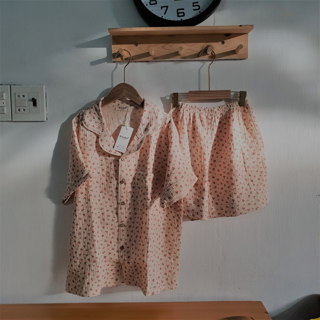 Pyjama xô muslsin hoa hồng nền kem
