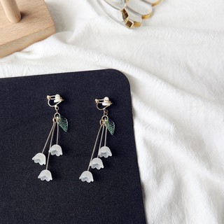 [ Hợp Kim + Nhựa ] Bông Tai kẹp 3 bông hoa nhỏ trắng Hoa Tai | Khuyên Tai Hàn Quốc 2019- Kuns Accessories