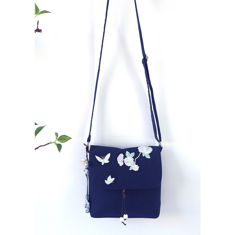 Túi đeo chéo thêu cổ phong