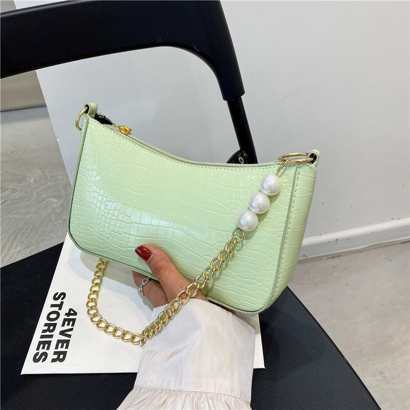 Túi đeo vai với quai xách đính ngọc trai phong cách xuân hè 2021 nữ tính