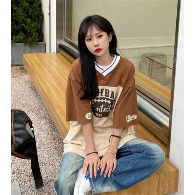 Áo thun cổ chữ V tay ngắn phối màu cổ điển họa tiết chữ phong cách châu Mỹ thời trang dáng rộng cho nữ