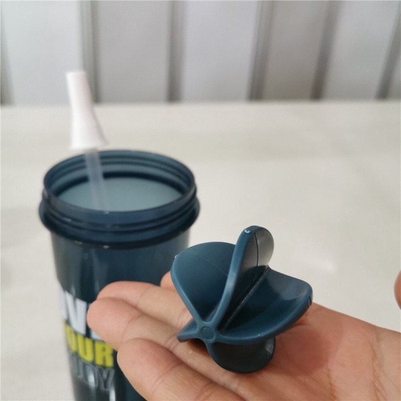 Bình nước thể thao có ống hút, có con lắc - Dung tích 800ml có ống hút.