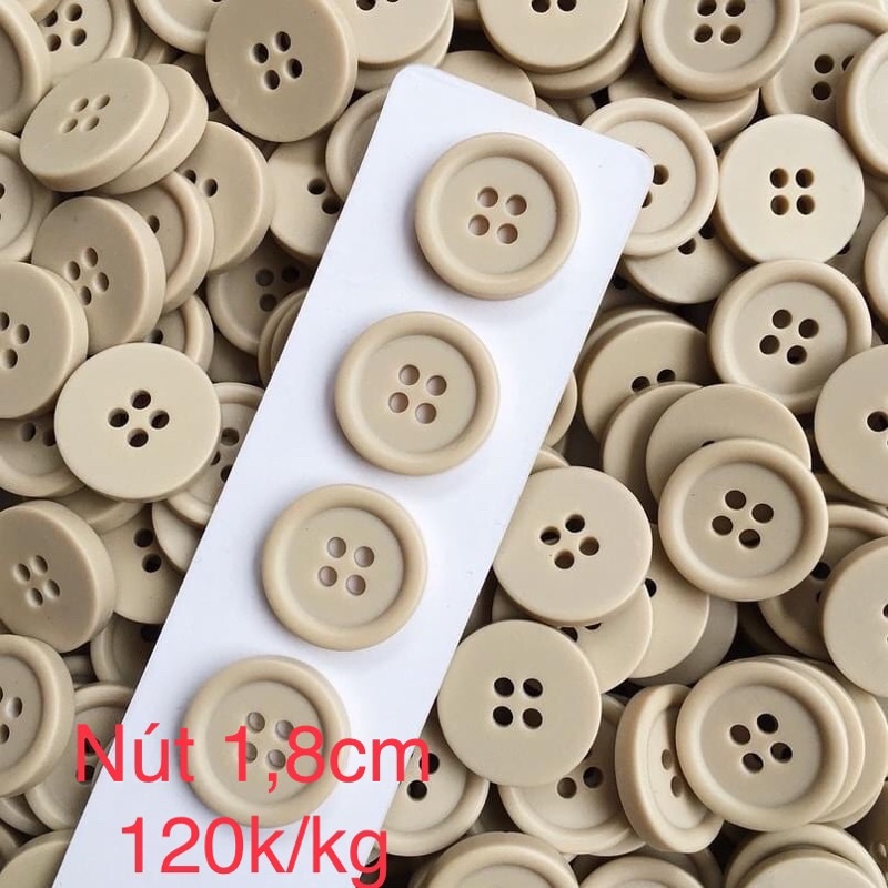 Nút áo nhựa người lớn (120k/kg)