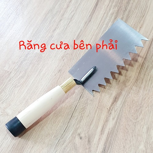 Bay Xây Vuông Lưỡi Thép 9x16,5cm Rãnh Răng Cưa Tam Giác Đều Cạnh 2cm Cán Gỗ Đuôi Bọc Nhựa