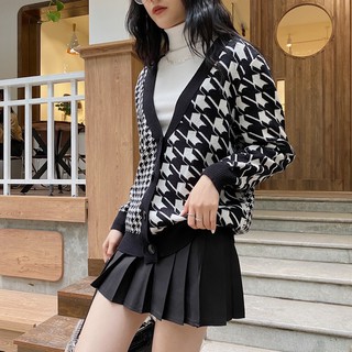 Áo khoác len hoạ tiết én