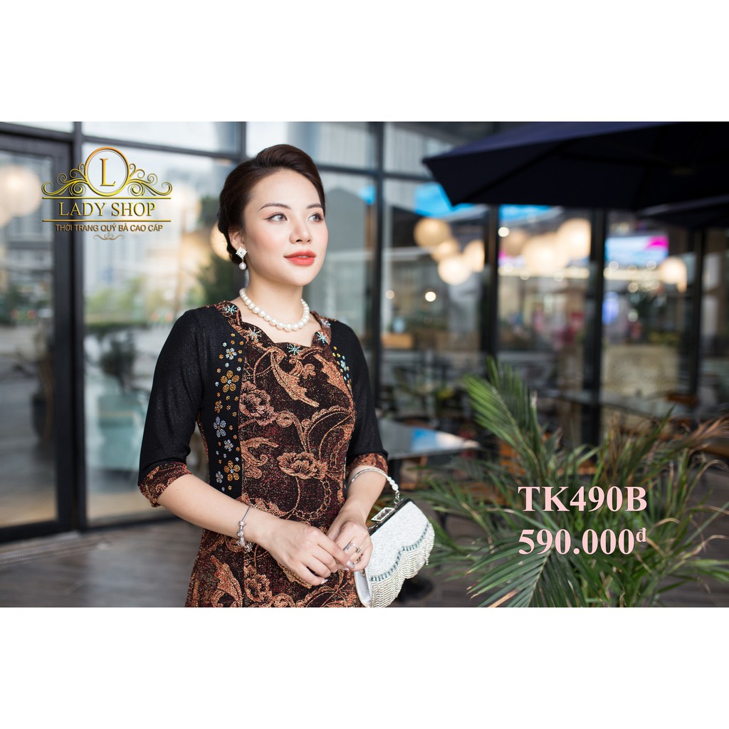 VÁY TRUNG NIÊN - ĐẦM TRUNG NIÊN CAO CẤP - THỜI TRANG TRUNG NIÊN - LADYSHOP - Maxi nhũ sườn đen cành hoa đỏ đính đá TK490 | BigBuy360 - bigbuy360.vn