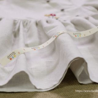 Váy linen thêu bé gái