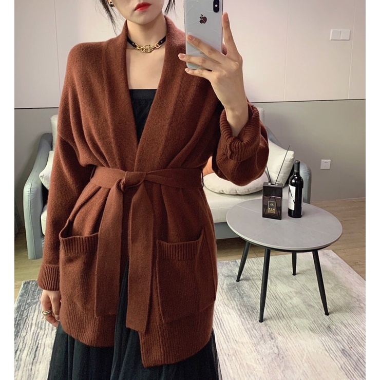 Áo len cashmere lười, dài giữa và túi lớn, sang chảnh mà dễ mặc. | BigBuy360 - bigbuy360.vn