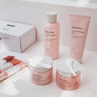 Set dưỡng trắng da và nâng tone da Innisfree Cherry Blossom