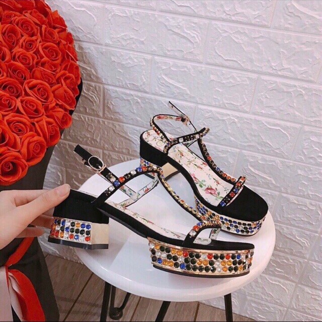 Sandal Hồ Ngọc Hà