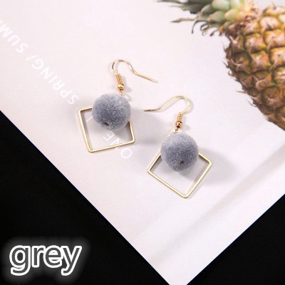 Hoa tai cục bông phối hình thoi độc đáo cho nữ