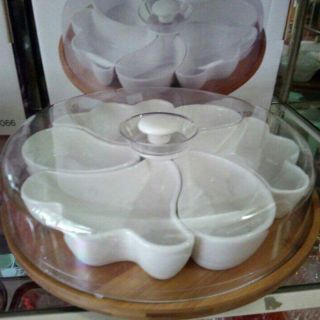 khay mứt sứ luôn sẵn hàng nhé, đế gỗ nha , đế tròn là xoay được nhé. Hàng gốm sứ cao cấp vừa sang chảnh lại dễ vệ sinh..